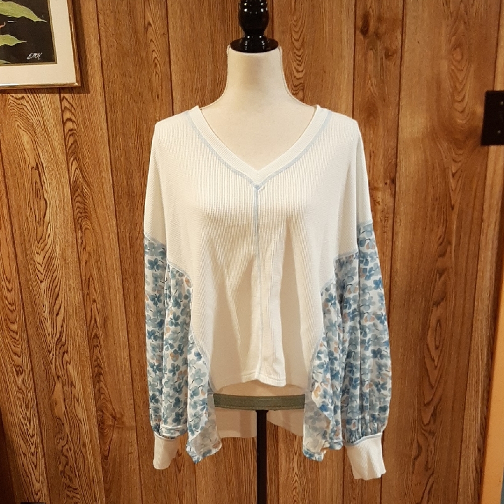 🐠White and Blue Floral/Waffle Top (L)🐠